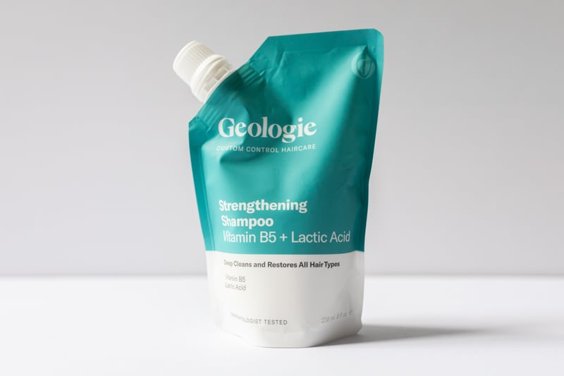 Geologie Strengthening Shampoo on white background